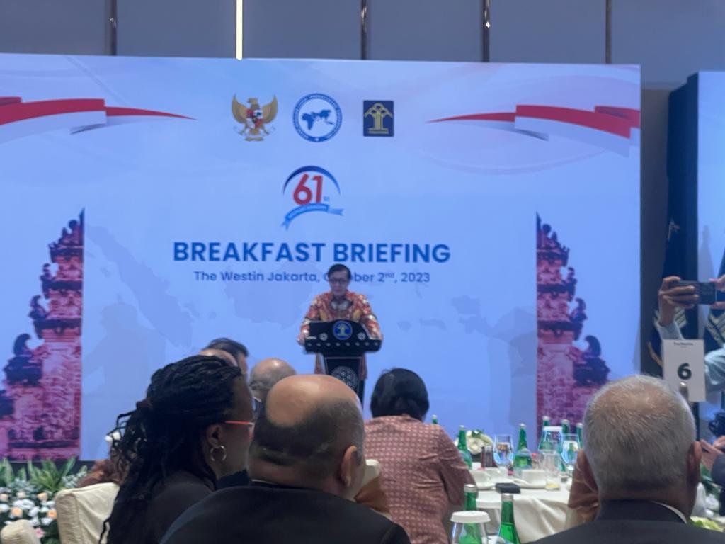 Menteri Hukum dan HAM berpidato di depan para duta besar negara anggota AALCO dalam acara Breakfast Meeting yang digelar di Jakarta (2/10).