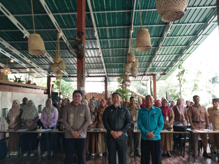 PLT Sekda Provinsi Gorontalo Budiyanto Sidiki membuka kegiatan Evaluasi Penginputan Pengembangan Kompetensi Pada Sistem Rumah Kompetensi PNS, di Bohulo Camp, Kecamatan Telaga, Kabupaten Gorontalo,