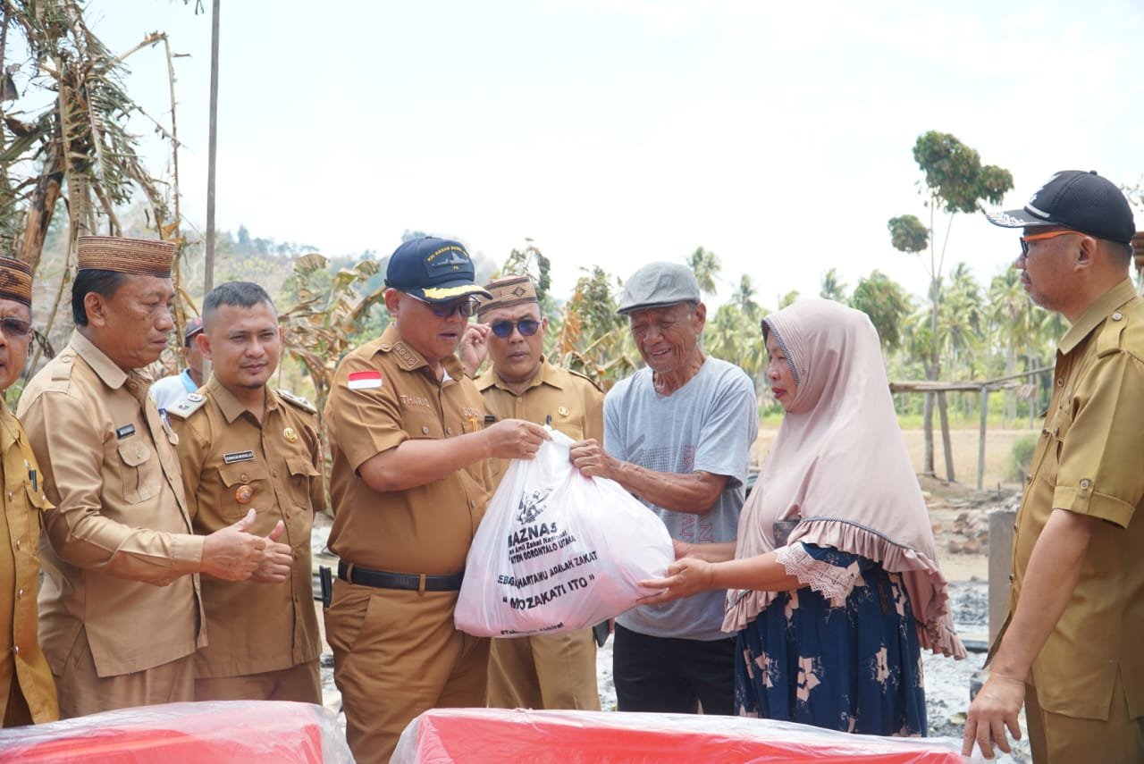 Penyerahan bantuan korban kebakaran oleh Bupati Thariq Modanggu