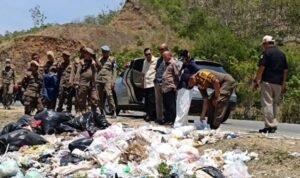Aw Thalib Melintas Dijalan Gor Kabupaten Gorontalo Kamis (12/10/2023).