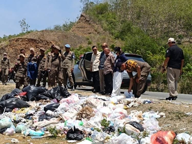 Aw Thalib Melintas Dijalan Gor Kabupaten Gorontalo Kamis (12/10/2023).