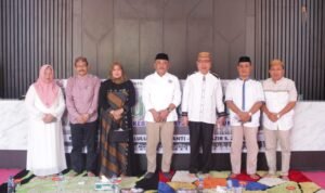 Foto bersama DPRD Pohuwato dan Pejabat Sekretariat Dewan usai doa keberangkan umroh