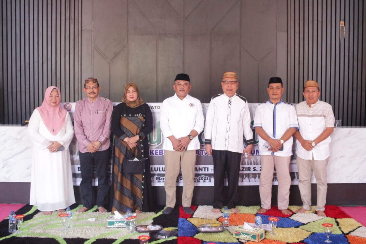 Foto bersama DPRD Pohuwato dan Pejabat Sekretariat Dewan usai doa keberangkan umroh