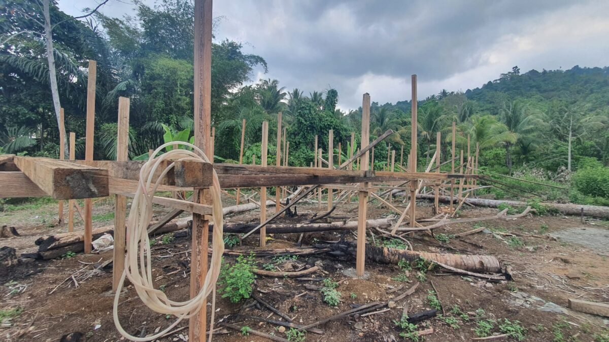 Pembngunan kandang ayam Desa Karya Baru, Kecamatan Dengilo