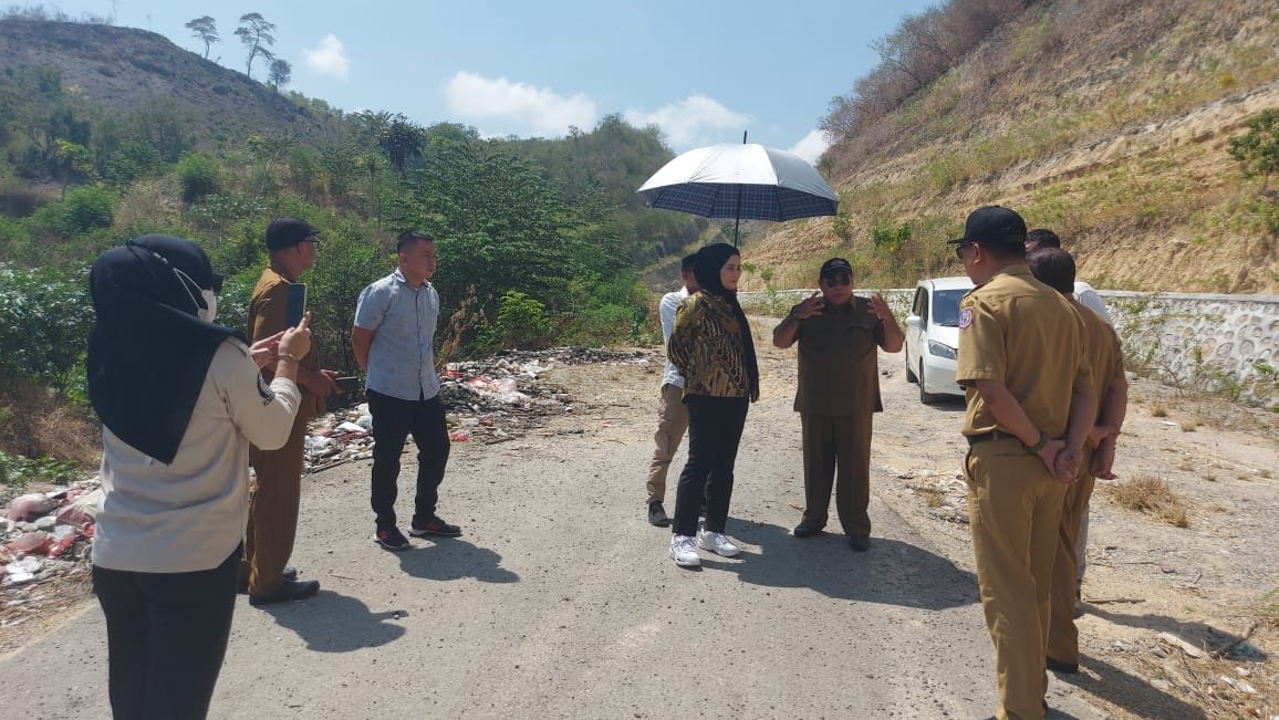 Anggota DPRD Provinsi Gorontalo Adhan Dambea Bersama Indri Dunda Melakukan Monitoring Ruas Jalan Pilolodaa,Iluta kemarin