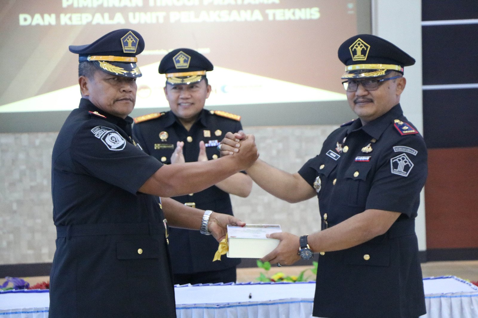 Lapas Kelas IIB Boalemo, Kanwil Kemenkumham Gorontalo, resmi berpindah tangan. Kepala Lapas lama, Giyono,A.Md.IP.,S.H., M.H., digantikan oleh Kepala Lapas baru, Iwan Gunawan Wahyudi,A.Md.IP.,S.H.,M.H.