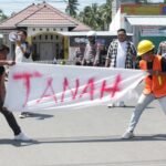 Masyarakat Lingkar Tambang Buntulia, Pohuwato Parodikan perebutan tanh antara penambang dan investor dalam aksi 30 September 2023