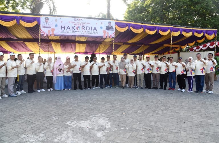 Penjabat Gubernur Penjabat Ismail Pakaya, foto bersama dalam rangka memperingati Hari Antikorupsi Sedunia (Hakordia).