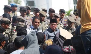 Pengawalan Satpol PP Provinsi Gorontalo pada Unras di DPRD Provinsi Gorontalo