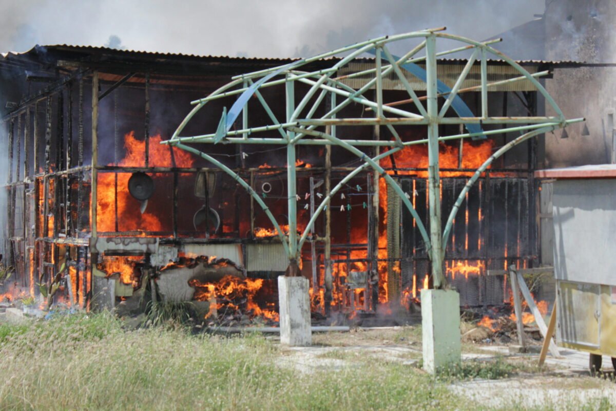 Api membakar warung semi permanen yang terletak tak jauh dari simpang empat blok plan Marisa, Pohuwato
