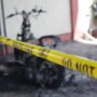Motor milik Mahasiswa Unipo yang terparkir di samping warung, juga ikut terbakar