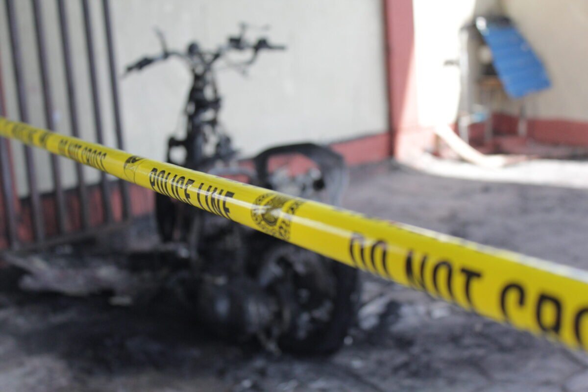Motor milik Mahasiswa Unipo yang terparkir di samping warung, juga ikut terbakar