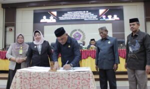 Ketua DPRD Pohuwato Nasir Giasi Tandatangani berita acara persetujuan bersama Ranperda APBD 2024