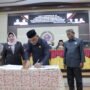 Ketua DPRD Pohuwato Nasir Giasi Tandatangani berita acara persetujuan bersama Ranperda APBD 2024