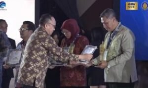 Kadiskominfo dan statistik pemprov Gorontalo Rifli M Katili menerima piala dan piagam terbaik 1 kategori siaran pers