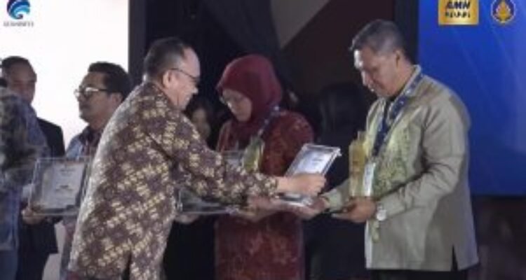 Kadiskominfo dan statistik pemprov Gorontalo Rifli M Katili menerima piala dan piagam terbaik 1 kategori siaran pers