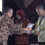 Kadiskominfo dan statistik pemprov Gorontalo Rifli M Katili menerima piala dan piagam terbaik 1 kategori siaran pers