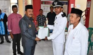 Pj. Bupati Kabupaten Boalemo Sherman Moridu saat menyerahkan SK pelantikan kepala desa Pangi