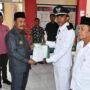 Pj. Bupati Kabupaten Boalemo Sherman Moridu saat menyerahkan SK pelantikan kepala desa Pangi