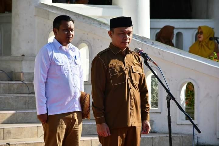 Penjabat Sekda Boalemo Supandra Nur saat memimpin apel awal bulan di lingkungan Pemkab Boalemo