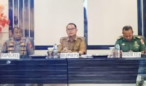 Bupati Thariq Modanggu saat memimpin rapat persiapan HUT RI ke-78 Tahun