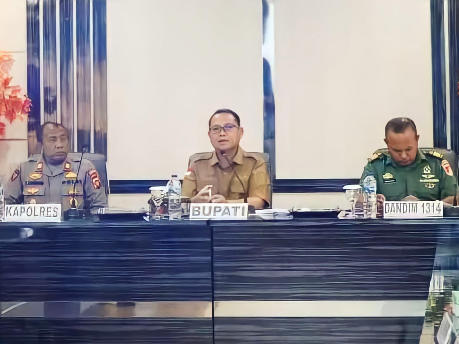 Bupati Thariq Modanggu saat memimpin rapat persiapan HUT RI ke-78 Tahun