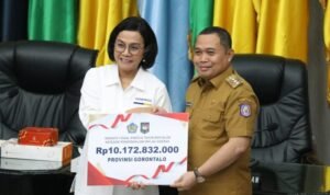 Penjabat Gubernur Gorontalo Ismail Pakaya menerima insentif fiskal senilai Rp10,17 Miliar dari Menteri Keuangan Sri Mulyani