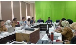 Penjabat Sekdaprov Gorontalo Budiyanto Sidiki saat memimpin diskusi grup terpumpun di Kantor Bapppeda, terkait penelitian Public Expenditure and Revenue Analysis (PERA) fokus pada kualitas belanja APBD pemerintah, Selasa (7/11/2023).