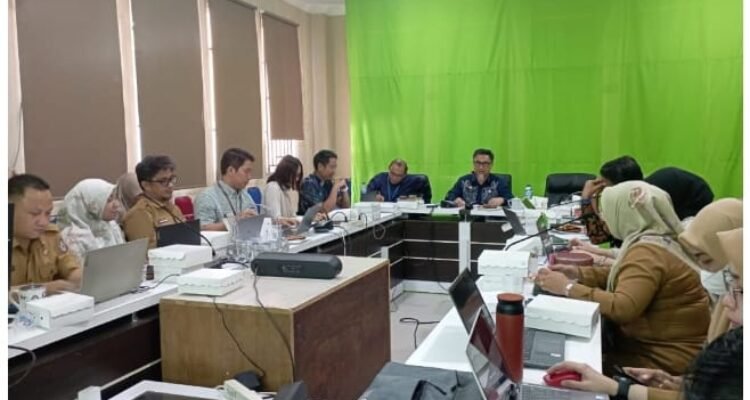 Penjabat Sekdaprov Gorontalo Budiyanto Sidiki saat memimpin diskusi grup terpumpun di Kantor Bapppeda, terkait penelitian Public Expenditure and Revenue Analysis (PERA) fokus pada kualitas belanja APBD pemerintah, Selasa (7/11/2023).