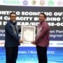 Penjabat Sekda Provinsi Gorontalo, Budiyanto Sidiki (kiri) menyerahkan piagam penghargaan kepada Kepala Perwakilan BI Gorontalo, Dian Nugraha, pada Gorontalo Economic Outlook dan Capacity Building TPID di Kantor Perwakilan BI Gorontalo, Selasa (7/11/2023).