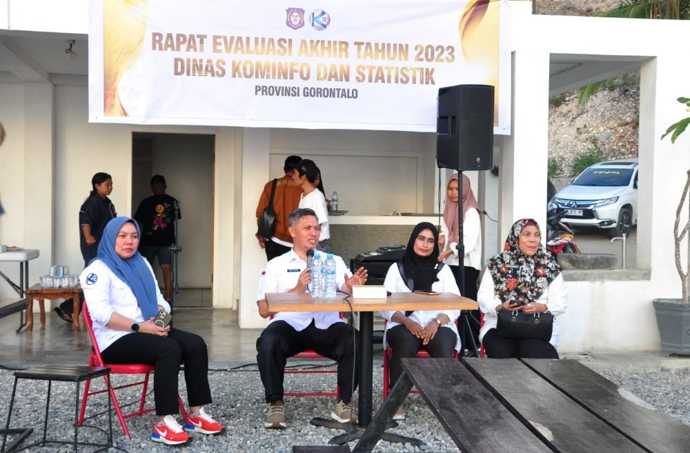 Kepala Dinas Kominfotik Provinsi Gorontalo Rifli Katili dan jajaran Kepala Bidang, saat memimpin Rapat Evaluasi Akhir Tahun bertempat di Tamendao Beach, Kota Gorontalo, Rabu (8/11/2023).