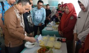 Penjagub Gorontalo Ismail Pakaya melihat displai makanan tambahan bagi balita dan ibu hamil yang disiapkan oleh kader Posyandu pada peluncuran pelaksanaan PMT di Puskesmas Sipatana, Kota Gorontalo, Kamis (9/11/2023).