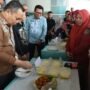 Penjagub Gorontalo Ismail Pakaya melihat displai makanan tambahan bagi balita dan ibu hamil yang disiapkan oleh kader Posyandu pada peluncuran pelaksanaan PMT di Puskesmas Sipatana, Kota Gorontalo, Kamis (9/11/2023).