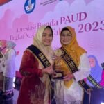 Ketua Bunda Paud Kabupaten Boalemo Dr. Heldy Vanny Alam bersama Ketua Bunda PAUD Provinsi Gorontalo saat menemui penghargaan Bunda PAUD Berprestasi oleh Kemendikbud Ristek Ri