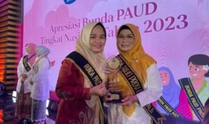Ketua Bunda Paud Kabupaten Boalemo Dr. Heldy Vanny Alam bersama Ketua Bunda PAUD Provinsi Gorontalo saat menemui penghargaan Bunda PAUD Berprestasi oleh Kemendikbud Ristek Ri