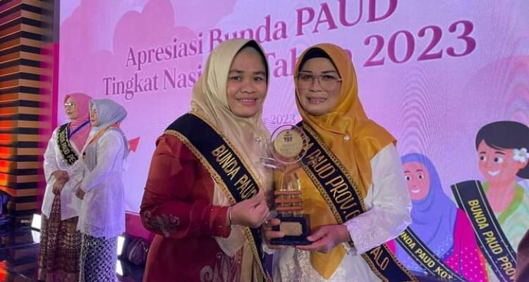 Ketua Bunda Paud Kabupaten Boalemo Dr. Heldy Vanny Alam bersama Ketua Bunda PAUD Provinsi Gorontalo saat menemui penghargaan Bunda PAUD Berprestasi oleh Kemendikbud Ristek Ri