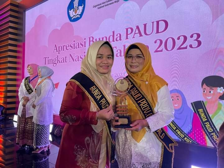 Ketua Bunda Paud Kabupaten Boalemo Dr. Heldy Vanny Alam bersama Ketua Bunda PAUD Provinsi Gorontalo saat menemui penghargaan Bunda PAUD Berprestasi oleh Kemendikbud Ristek Ri