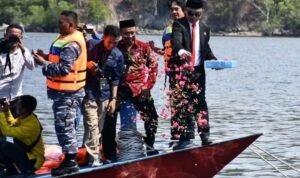 Pj. Sekda Boalemo Supandra Nur saat menabur bunga pada peringatan Hari Pahlawan Nasional