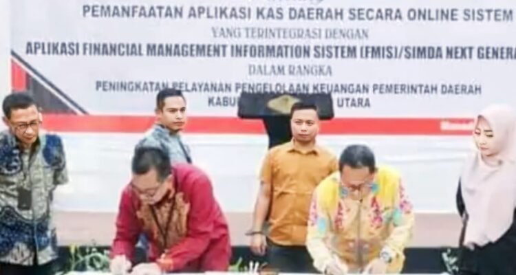 Bupati Gorontalo Utara Thariq Modanggu saat melakukan penandatanganan kerjasama dengan BPKP