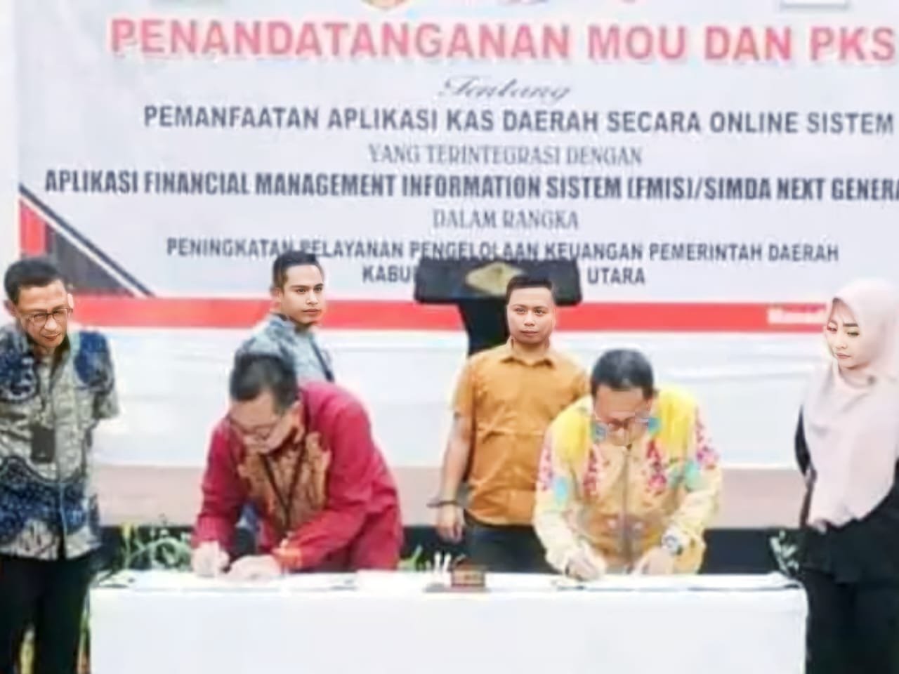 Bupati Gorontalo Utara Thariq Modanggu saat melakukan penandatanganan kerjasama dengan BPKP