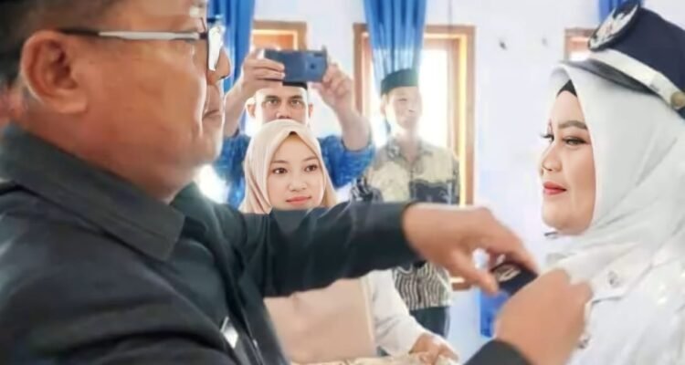 Bupati Thariq Modanggu saat melantik Penjabat Kepala desa Botuwombato