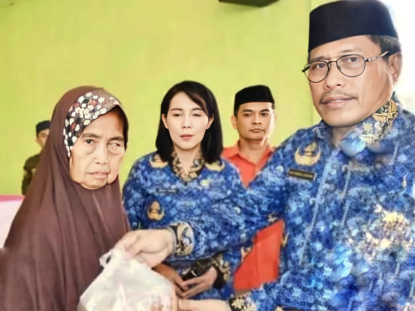 Sekda Suleman Lakoro saat menyerahkan bantuan Baznas di Kecamatan Gentuma Raya