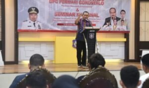 Penjabat Gubernur Gorontalo Ismail Pakaya Memberikan Sambutan kepada Perhimpunan Mahasiswa Hukum Indonesia (DPC PERMAHI) Gorontalo oleh Ketua Dewan Pembina Pusat Kajian Politik dan Keamanan (Puspolkam) Indonesia Firman Jaya Daeli, di Aula Rumah Dinas Gubernur, Minggu (12/11/2023). (Foto : Haris)