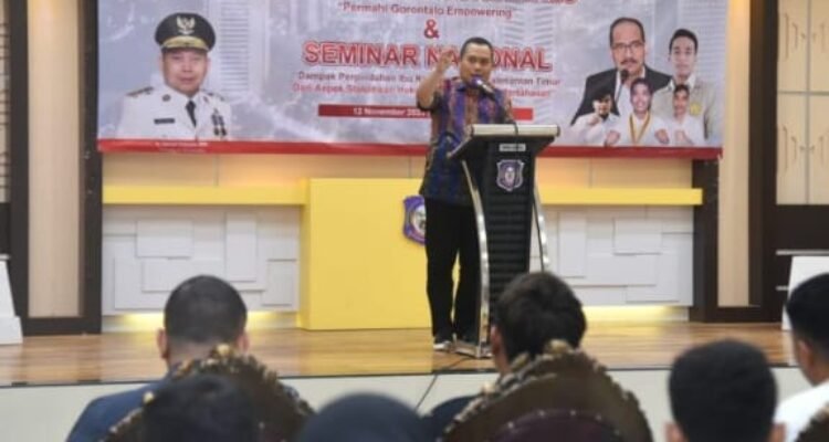 Penjabat Gubernur Gorontalo Ismail Pakaya Memberikan Sambutan kepada Perhimpunan Mahasiswa Hukum Indonesia (DPC PERMAHI) Gorontalo oleh Ketua Dewan Pembina Pusat Kajian Politik dan Keamanan (Puspolkam) Indonesia Firman Jaya Daeli, di Aula Rumah Dinas Gubernur, Minggu (12/11/2023). (Foto : Haris)
