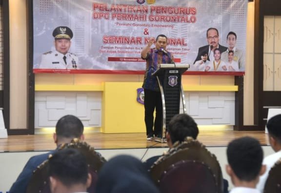 Penjabat Gubernur Gorontalo Ismail Pakaya Memberikan Sambutan kepada Perhimpunan Mahasiswa Hukum Indonesia (DPC PERMAHI) Gorontalo oleh Ketua Dewan Pembina Pusat Kajian Politik dan Keamanan (Puspolkam) Indonesia Firman Jaya Daeli, di Aula Rumah Dinas Gubernur, Minggu (12/11/2023). (Foto : Haris)