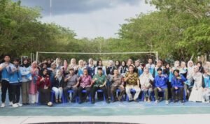 Penjagub Ismail Pakaya didampingi Rektor UMGO Gorontalo dan jajaran mahasiswa pada penutupan Kegiatan Pekan Sains dan Teknologi Senat Mahasiswa Fakultas Sains Dan Ilmu Komputer, Universitas Muhammadiyah Gorontalo, Minggu (12/11/2023). Foto – Haris