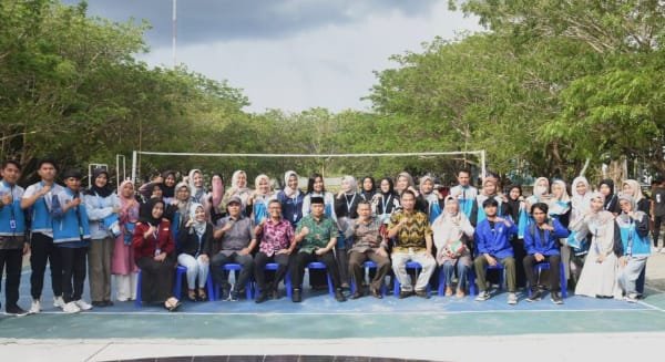 Penjagub Ismail Pakaya didampingi Rektor UMGO Gorontalo dan jajaran mahasiswa pada penutupan Kegiatan Pekan Sains dan Teknologi Senat Mahasiswa Fakultas Sains Dan Ilmu Komputer, Universitas Muhammadiyah Gorontalo, Minggu (12/11/2023). Foto – Haris