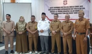 Foto bersama usai Rakor evaluasi kinerja Dinas Dukcapil-PMD Provinsi Gorontalo di RM. Orasawa, Kabupaten Gorontalo, Senin (13/11/2023). (Foto : Dinas Dukcapil-PMD)