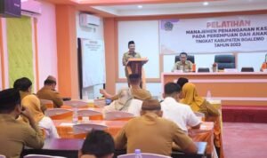 Penjabup Boalemo Sherman Moridu saat membuka pelatihan manajemen penanganan kasus pada perempuan dan anak