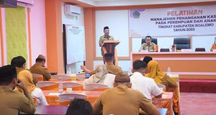 Penjabup Boalemo Sherman Moridu saat membuka pelatihan manajemen penanganan kasus pada perempuan dan anak